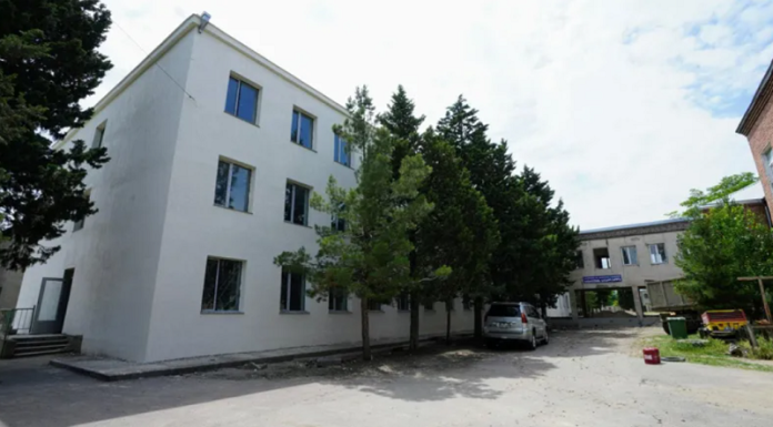 გარდაბნის სოფელ გამარჯვებაში 3 წლის წინ დაწყებული საჯარო სკოლის რეაბილიტაციის დროულად დასრულებას მოითხოვენ