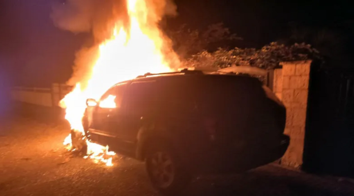 წალენჯიხის მერის გია ხარჩილავას განცხადებით, საცხოვრებელ სახლთან პირადი ავტომობილი დაუწვეს