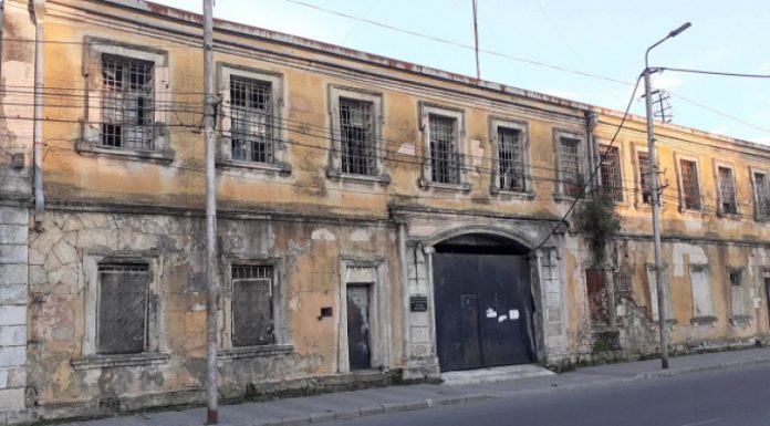 ქუთაისში “გუბერნსკის ციხის” ყოფილი შენობა, რომელიც ერთი წლის წინ გაიყიდა, ისევ მიტოვებულია