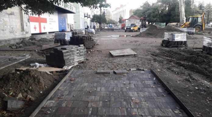 ოზურგეთში მიწისქვეშა გაყვანილობის მოწესრიგება დაავიწყდათ და ახალდაგებული ფილები აყარეს