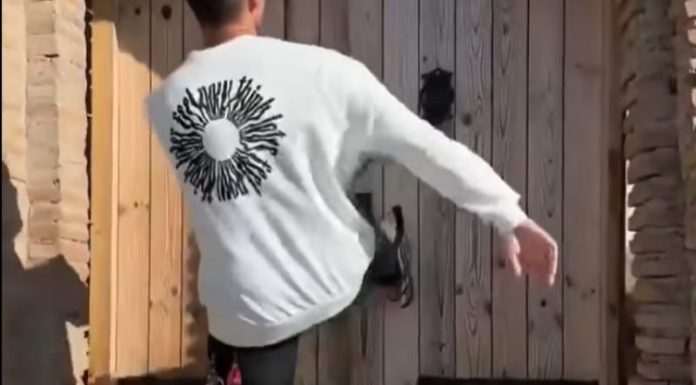 ვრცელდება ვიდეო, სადაც რუსი ტურისტი საგარეჯოში ისტორიული ციხის კარს ფეხით ანგრევს